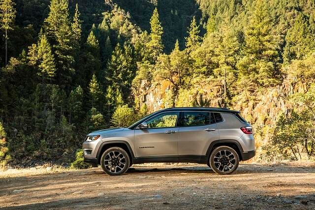 Der optisch dem größeren Grand Cherokee nachempfundene Fünftürer ist nur 4,39 Meter lang und überrascht mit seinem gefälligen Design