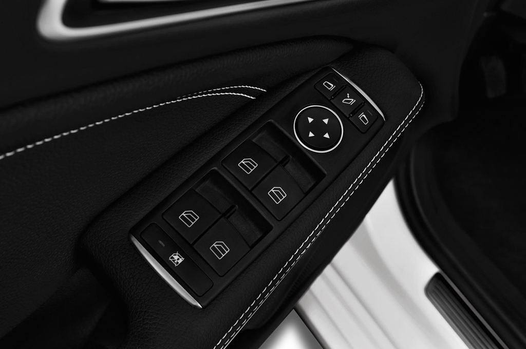 Mercedes CLA (Baujahr 2017) - 4 Türen Bedienungselemente Tür