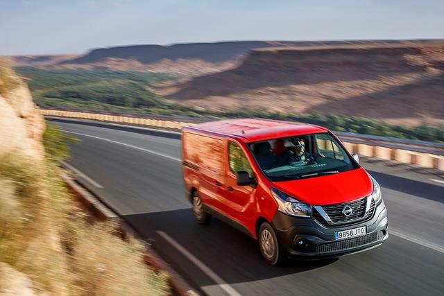 Eine clevere Lösung wurde für noch längeres Transportgut gefunden (bis zu 7,15 Meter mit Fahne, 5,15 Meter ohne Fahne). Ein Zusatzschloss an den Hecktüren ermöglicht es, mit einem geöffneten...