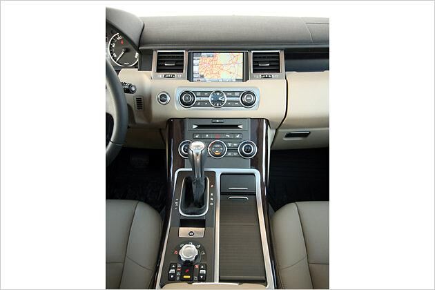 Der Wählhebel des Automatikgetriebes ist in Richtung Fahrer gerückt