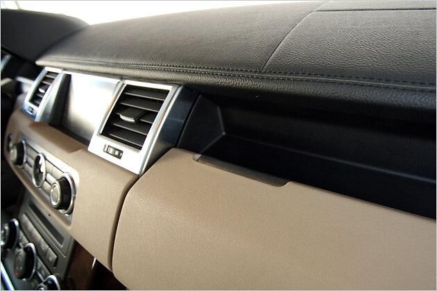 Die Armaturentafel ist mit Leder bezogen