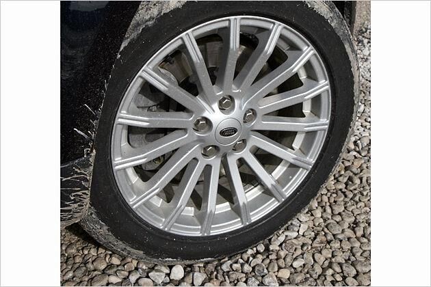 Die serienmäßigen 19-Zoll-Räder unterstreichen den stattlichen Auftritt des Range Rover Sport