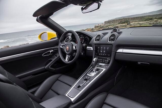 Abseits des neuen Motors verfügt der Boxster jetzt optional über das neueste Konnektivitätspaket der Marke. Gute schnelle Navigation auch bei Staus, schnelle fehlerfreie Telefonanbindung,...