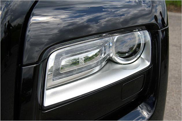 In den Frontscheinwerfern ist dezent das Rolls-Royce-Logo zu erkennen