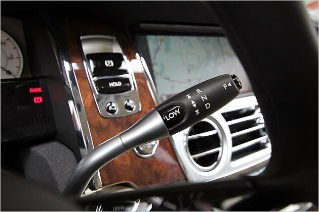 Der Wahlhebel für die Automatik sitzt am Lenkrad. Die Taste "Low" zwingt den Wagen dazu, im ersten Gang anzufahren - standardmäßig fährt der Ghost im zweiten Gang an