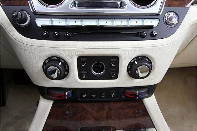 Die Einstellung der Temperatur erfolgt nicht durch Anwahl einer bestimmten Grad-Zahl, sondern nach dem Motto "wärmer oder kälter" (ganz unten rechts und links)