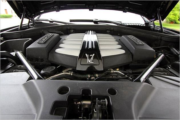 Der Zwölfzylinder-V-Motor des Ghost leistet 570 PS und generiert ein maximales Drehmoment von 780 Newtonmeter