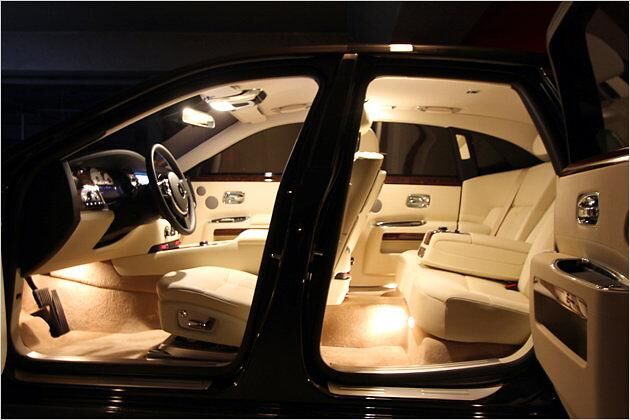 Prächtig illuminiert: Der Innenraum des Rolls-Royce Ghost