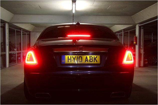 Die Rücklichter des Ghost gefallen durch ihre besondere Leuchtgrafik