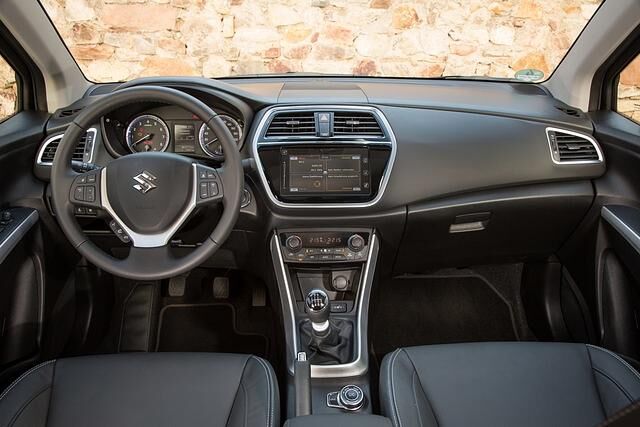 . Der unveränderte Innenraum wirkt recht gut verarbeitet, es dominiert aber schwarzes (Hart-) Plastik, aufgepeppt mit etwas Klavierlack und Chrom-Zierrat