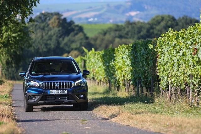 Durch das kürzlich durchgeführte Facelift hat die Frontansicht mit neuer Kühlergrill- und Scheinwerfer-Gestaltung zwar deutlich gewonnen, das Design des SUV bleibt aber zurückhaltend-bieder