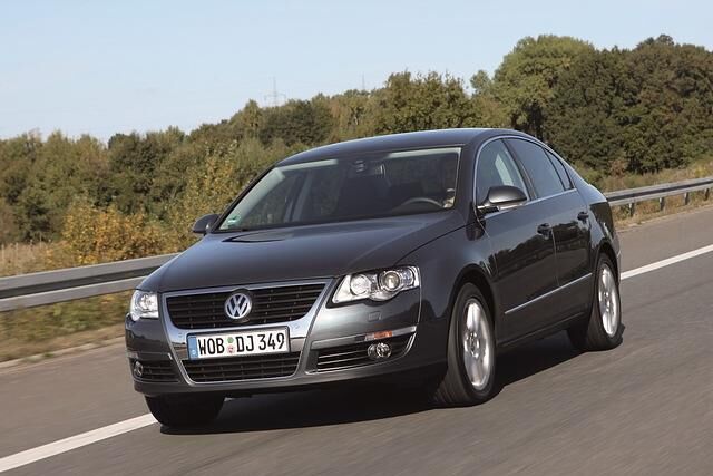 Der VW Passat B6 ist am verchromten Kühlergrill zu erkennen
