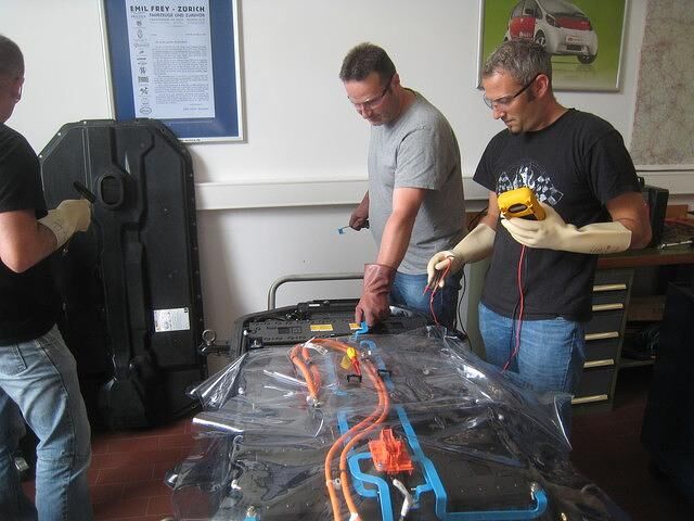 In elf Kompetenztechnikzentren in Deutschland können Batteriereparaturen vorgenommen werden