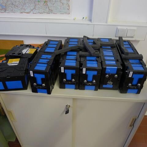 Die Batterien des Outlander PHEV und des EV bestehen jeweils aus acht Zehnerblöcken, die sich einzeln austauschen lassen