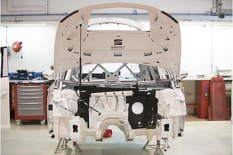 Die Rohkarosse aus der Serienproduktion liefert die Basis für den Seat Leon Cup Racer 2017