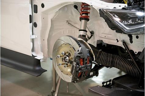 Dicke Bremsen sorgen im Seat Leon Cup Racer 2017 für bissige Verzögerung