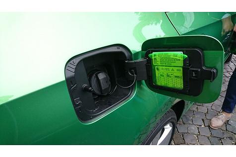 Eine der bis zu 24 Simply Clever-Lösungen ist der Eiskratzer im Tankdeckel.