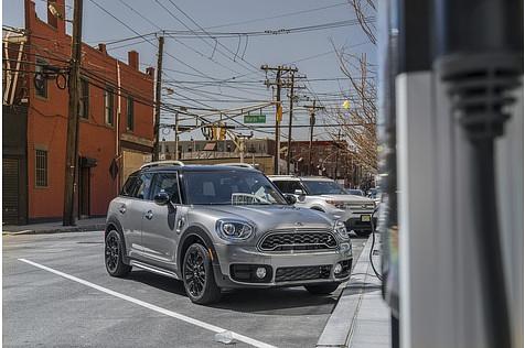 Mit der Wallbox ist der Mini Cooper S E Countryman All4 in zweieinhalb Stunden wieder aufgetankt