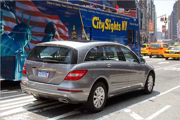 Die neue R-Klasse steht breit auf der Straße