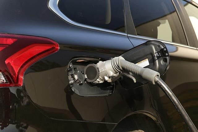 Geladen wird an der Steckdose 