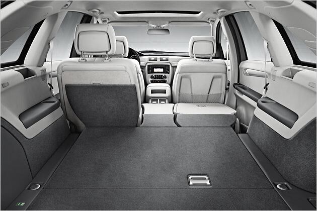 Zieht man die Kopfstützen ab, lassen sich auch die Sitze der zweiten Reihe flach legen