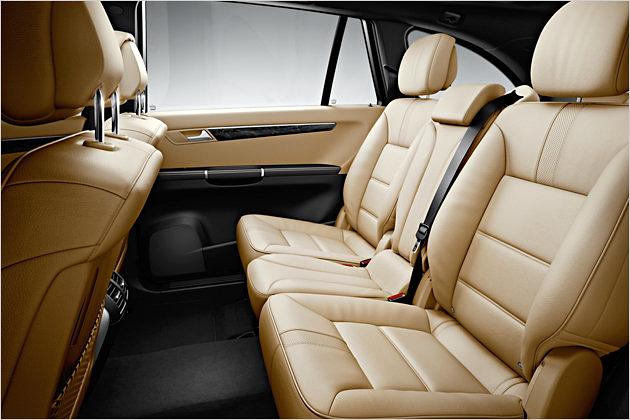 Die Beinfreiheit im Fond genügt auch groß gewachsenen Passagieren (im Bild eine Konfiguration mit drei Plätzen in der zweiten Reihe)