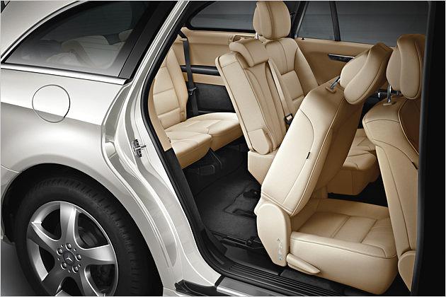 Der Zugang zur Dritten Sitzreihe: Ein bisschen Gelenkigkeit ist gefragt