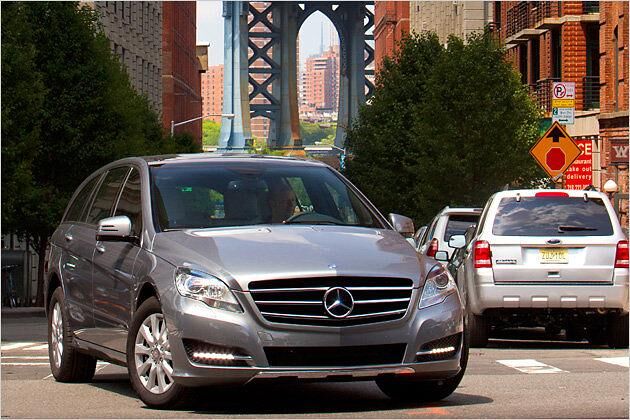In Sergio Leones Film "Once Upon a Time in America" war es die Brooklyn Bridge, hier die R-Klasse vor ähnlicher Kulisse mit der Manhattan Bridge