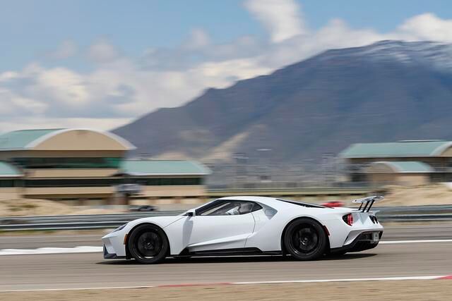 Eigentlich hat Ford den Wagen nur gebaut, um damit 50 Jahre nach dem triumphalen Dreifachsieg des ersten GT bei den 24 Stunden von Le Mans im Frühjahr 1966 noch einmal an der Sarthe anzutreten