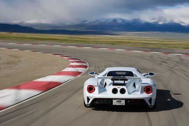 Der Motor steckt – hübsch angerichtet unter Glas – im Heck des neuen Ford GT