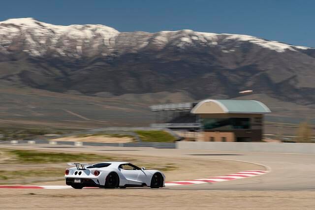 Schneller und immer schneller treibt man den GT um den Kurs