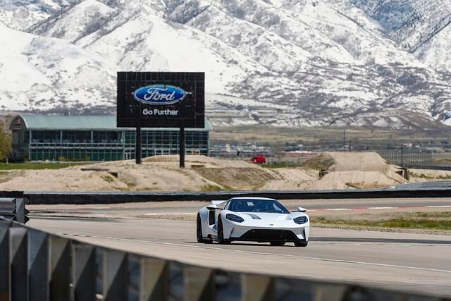 Mit dem Schub eines Starfighters jagt der Tiefflieger über die lange Gerade
