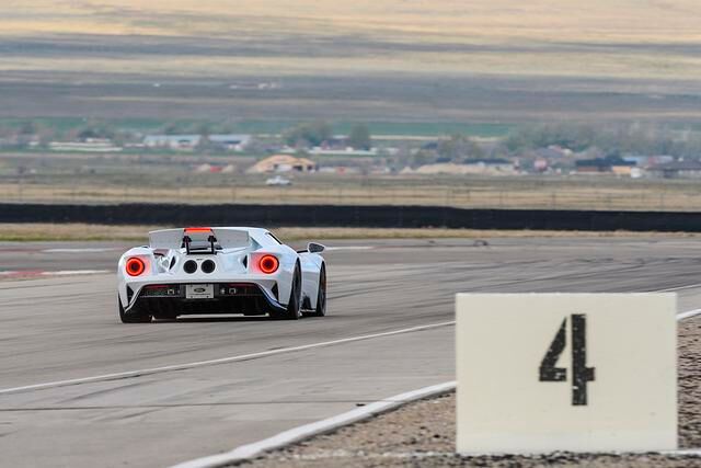 Obwohl der GT nicht nur der stärkste und schnellste, sondern mit einem Preis von etwas mehr als 500.000 Euro auch der teuerste Ford aller Zeiten ist, wird mit den gerade mal 1.000 Autos kein Geld...