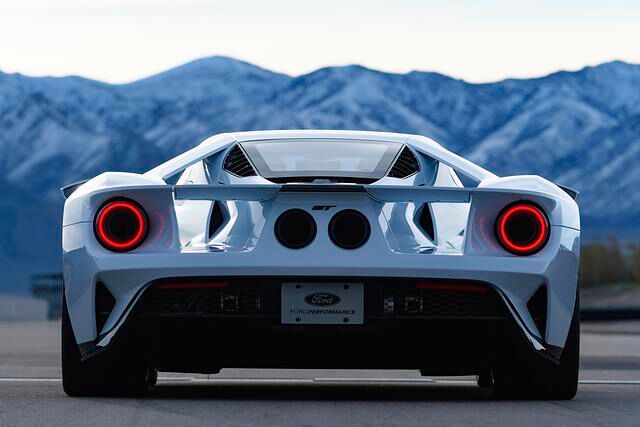 Dagegen ist selbst der zurecht gelobte Focus RS ein Langweiler