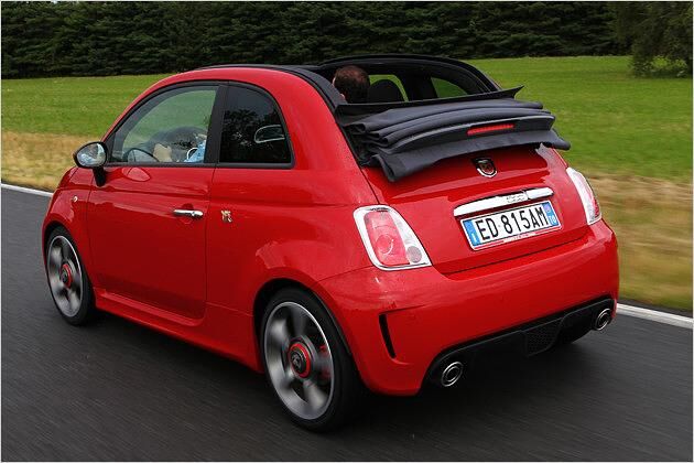 Auch bei geöffnetem Dach bleibt die im Spoiler integrierte dritte Bremsleuchte sichtbar