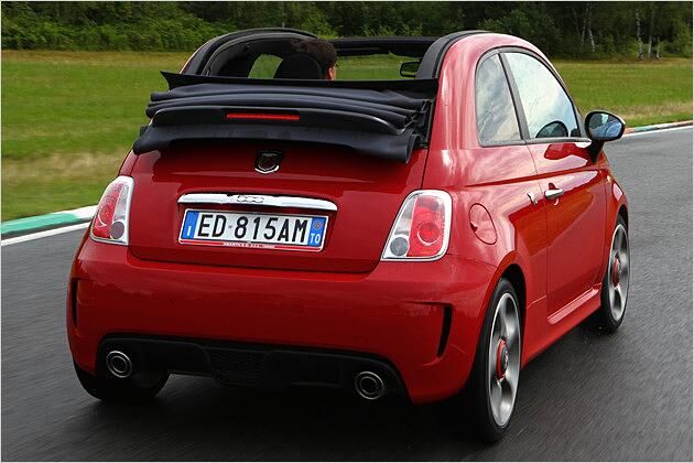 Ein schwarzer Diffusor mindert Luftverwirbelungen am Heck