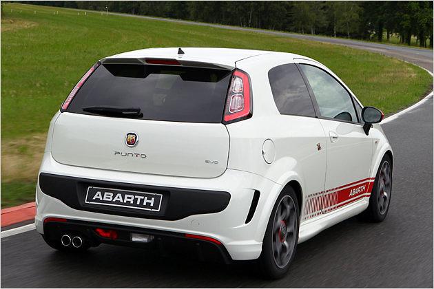 Der schwarze Einsatz in der Heckschürze macht das Auto optisch breiter