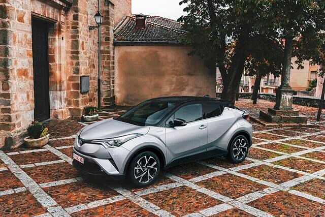 Ja, der C-HR sieht modern aus, aber als Gesamtwerk wirkt er auch ziemlich zerklüftet und uneinheitlich