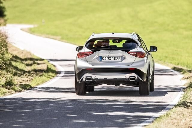 Der Japaner fährt sich nicht wie ein echter Hochbeiner, sondern lässt sich geschmeidig um schnelle Kurven lenken. Spezielle Federn kompensieren die zwei Zentimeter mehr Höhe zum Q30