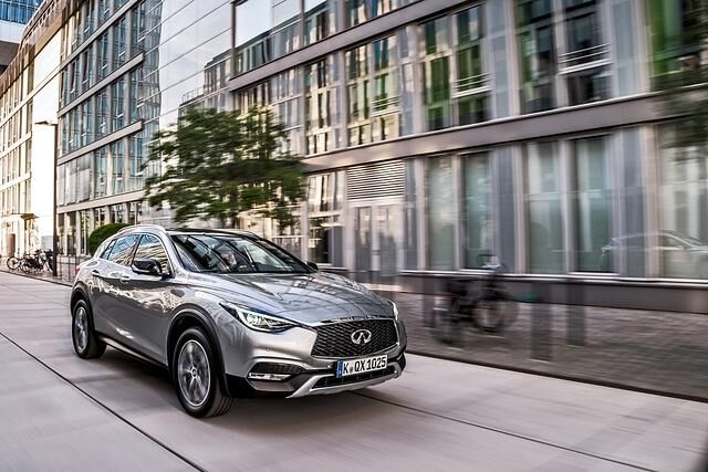 Nur wer einen Blick für Proportionen hat, dem fällt die Ähnlichkeit mit dem Mercedes GLA  von außen auf, ansonsten wird die Aufmerksamkeit vom typischen „dreidimensionalen“ Infiniti-Design abgelenkt