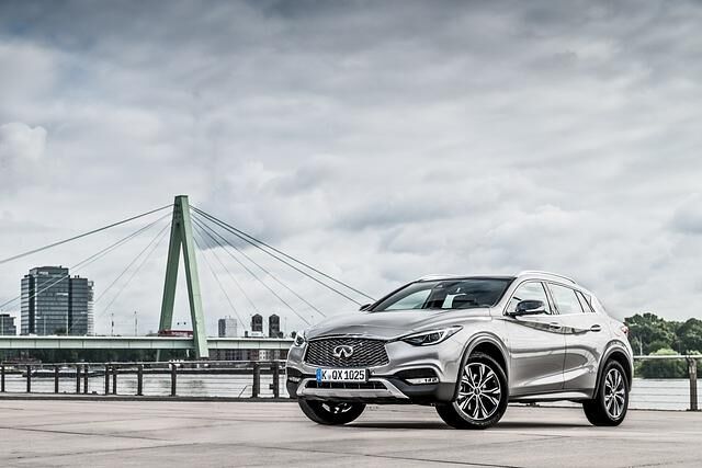 Der QX30 wird ausschließlich mit dem 2,2-Liter-Selbstzünder mit 125 kW/170 PS, Allradantrieb und 7-Gang-Doppelkupplungsgetriebe offeriert