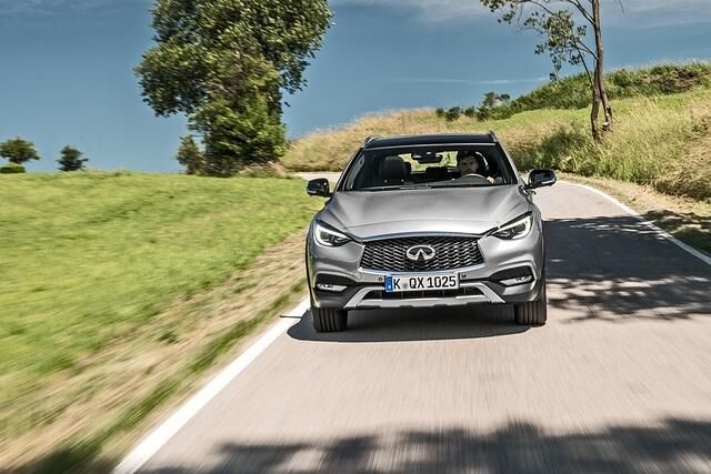 Der 2,2-Liter-Diesel überzeugt im Test vor allem mit Langstreckenkomfort: Durchzugsstark, mit 350 Newtonmeter Drehmoment, beschleunigt das Aggregat den Kompakten sehr souverän deutlich über...