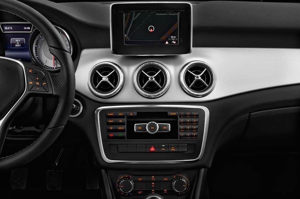 Mercedes CLA (Baujahr 2013) Urban 4 Türen Mittelkonsole