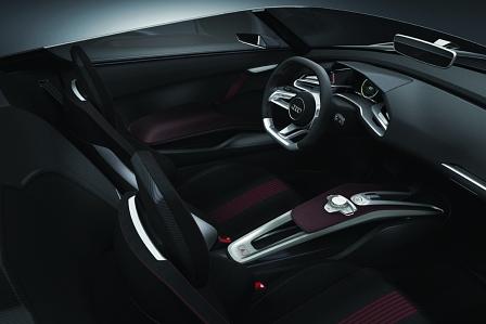 Im Innenraum gibt sich der Hybrid-Sportler betont schlicht.
