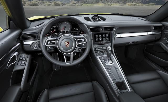 Im Cockpit blickt der Fahrer weiterhin auf analoge Armaturen, was schon fast als retro durchgeht, bei all dem Cockpit-Chichi, den andere Premium-Hersteller so betreiben