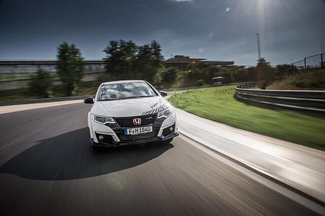 Nachmachen kann das prinzipiell jeder, der beim Honda-Händler 35.350 Euro auf den Tisch legt. Denn: Michelisz war mit einem Serien-Type-R unterwegs