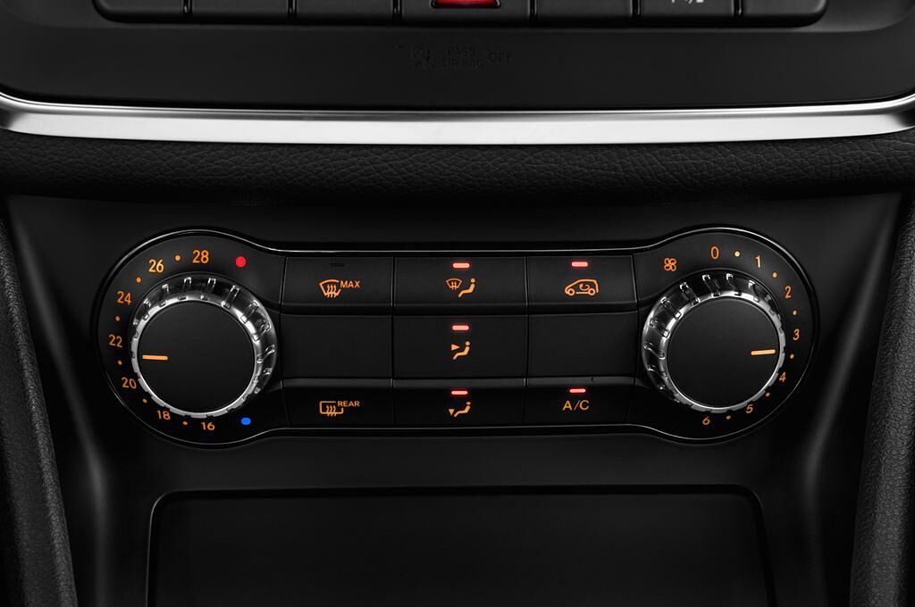 Mercedes CLA (Baujahr 2013) Urban 4 Türen Temperatur und Klimaanlage