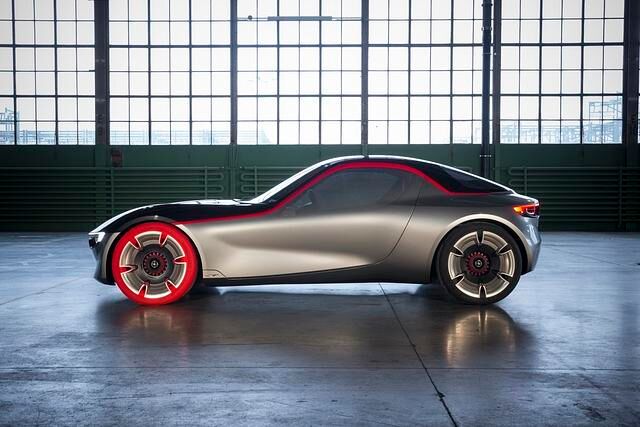 Das Pulsrasen kommt aber natürlich auch von der Erkenntnis, dass man hier ein ganz besonderes Auto fährt und der Zeit womöglich drei bis fünf Jahre voraus ist