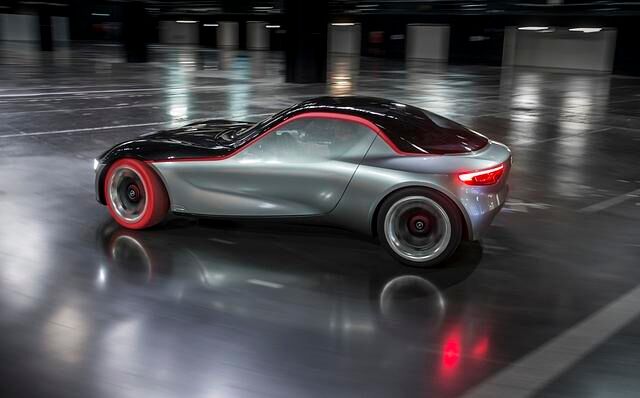 Selbst wenn man nur besseres Schritttempo fahren darf und die Reifen mit dem handgeschnittenen Profil wie Entenfüße über den glatten Hallenboden patschen, beginnt in diesem Auto der Puls sofort zu...