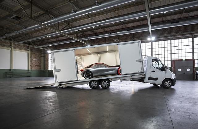 In dem weißem Transporter steckt kein schnöder Prototyp, sondern der in Blech geformte Traum einer ganzen Firma: Der neue GT